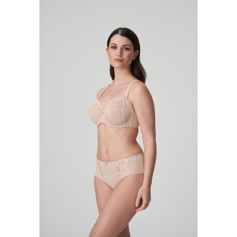 Madison Beugel Beha in het Caffe latte