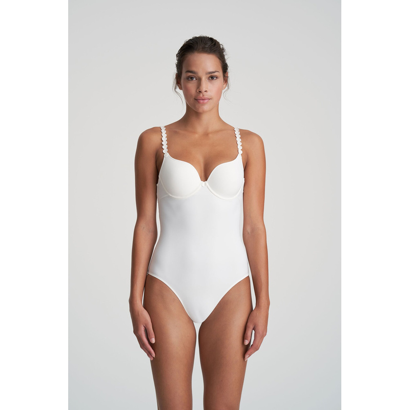 Body Met Moussecups in het Natuur Body Met Moussecups in het Natuur