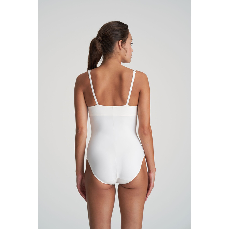 Body Met Moussecups in het Natuur Body Met Moussecups in het Natuur