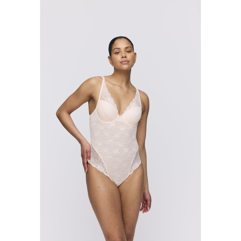 Voorgevormde Plunge Body in het Crystal pink Voorgevormde Plunge Body in het Crystal pink